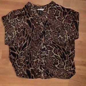 Like New! Leopard  short sleeve button down blouse